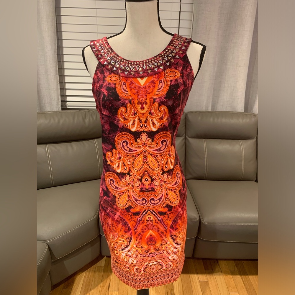 Beautiful fitted dress with gold detail